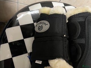 Benskydd hästutrustning till salu: Benskydd med fluff i Vikbolandet - Annons 1