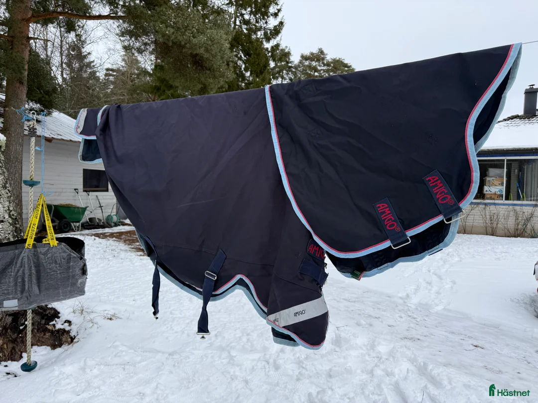 Täcken hästutrustning till salu: Regntäcke Utetäcke Horseware m hals i Visby - Annons 2