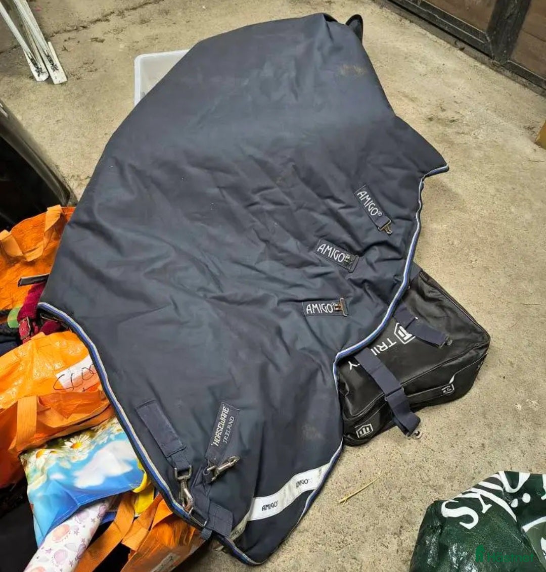 Täcken hästutrustning till salu: Amigo plus vintertäcke i Eskilstuna - Annons 1