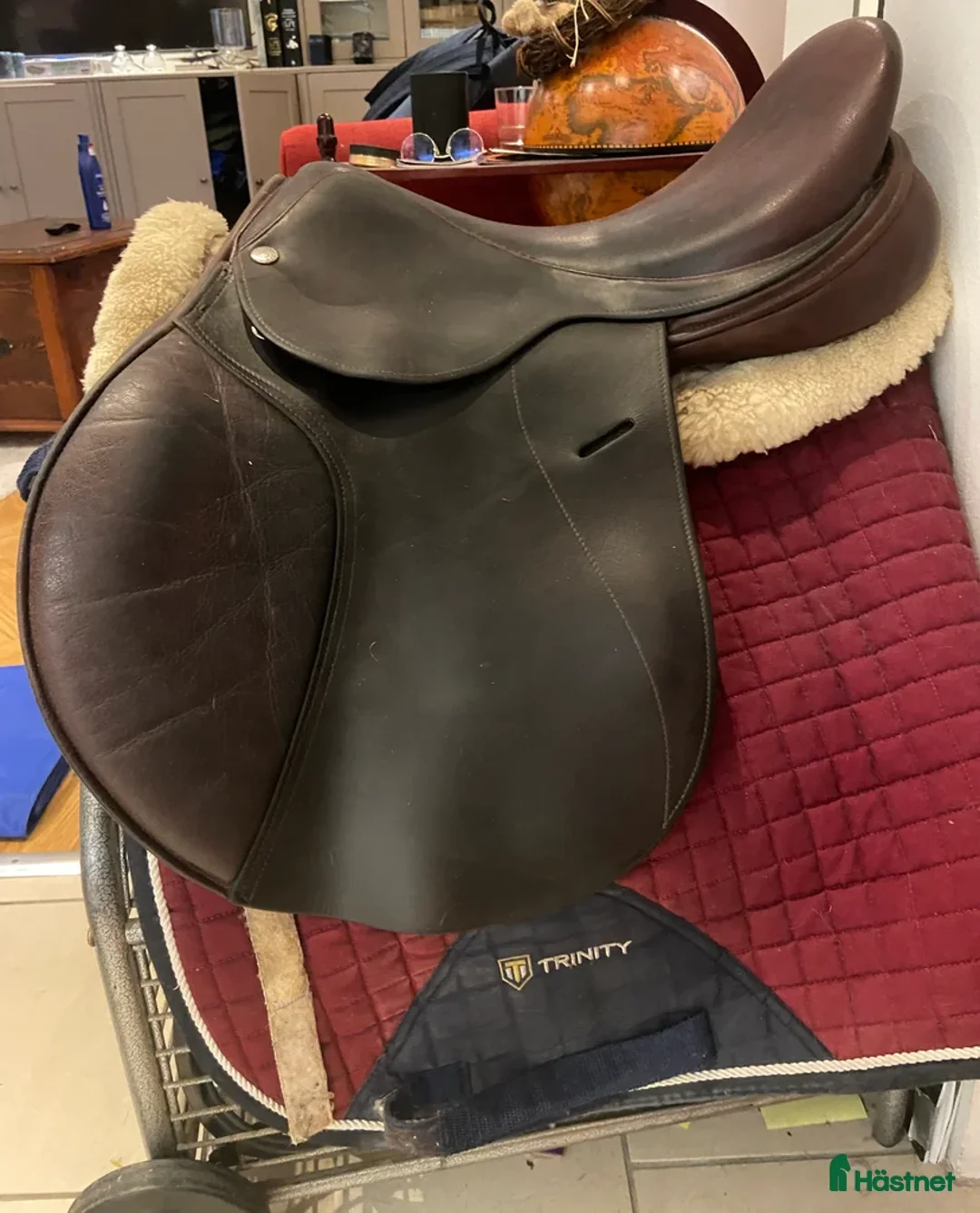 Sadlar hästutrustning till salu: Omstoppad kalvskinnssadel till salu i Stockholm - Annons 1