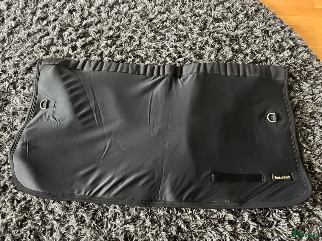 Övrig Hästutrustning hästutrustning till salu: Back on track ryggvärmare  i Björklinge - Annons 1