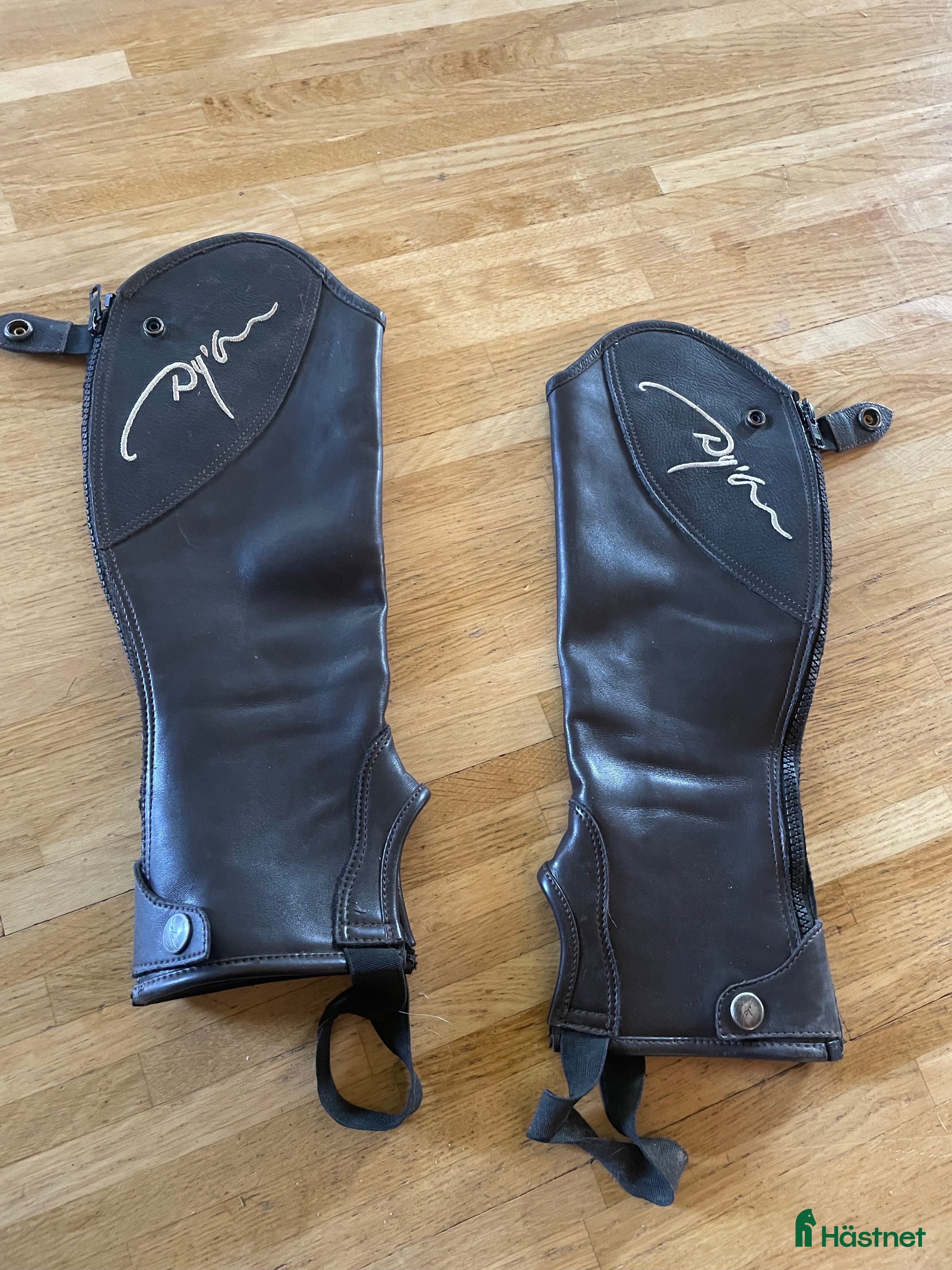 Ridstövlar ryttarutrustning till salu: Super snygga dyon short chaps🤩 i Simlångsdalen - Annons 5