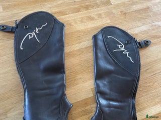 Ridstövlar ryttarutrustning till salu: Super snygga dyon short chaps🤩 i Simlångsdalen - Annons 4