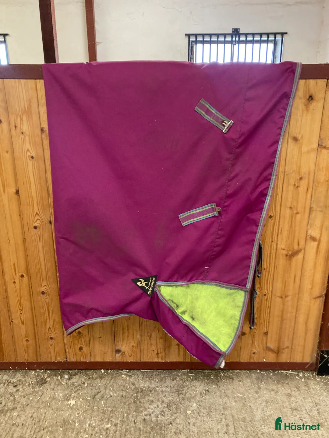 Täcken hästutrustning till salu: Rosa regntäcke med halvhals  i Sösdala - Annons 1