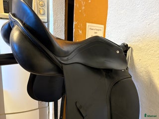 Sadlar hästutrustning till salu: Dressyrsadel för den lilla ryttaren i Fjälkinge - Annons 1