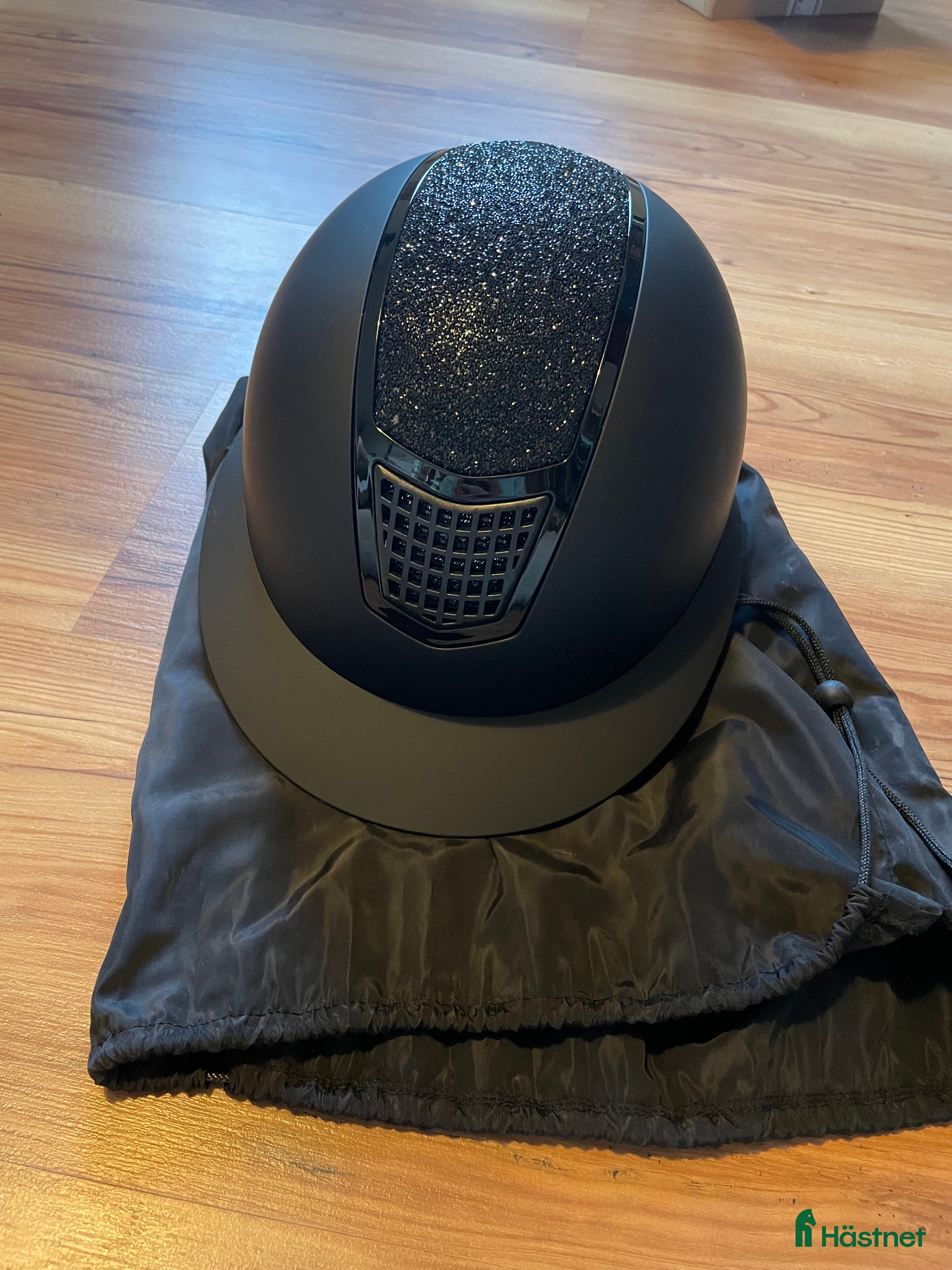 Hjälmar ryttarutrustning till salu: Oanvänd ridhjälm med solskärm i Rättvik - Annons 1