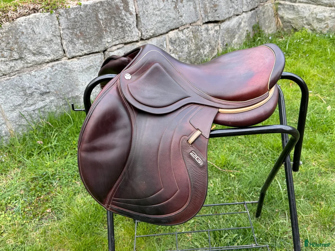 Sadlar hästutrustning till salu: CWD-sadel 2Gs Mademoiselle 18" 2L.  - Annons 2