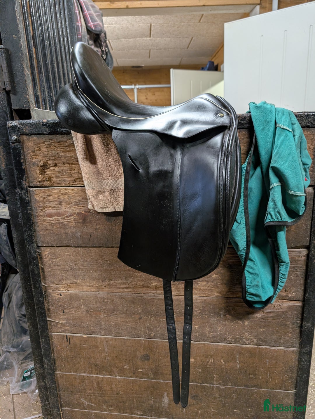 Sadlar hästutrustning till salu: Fint dressyr sadel i Köping - Annons 1