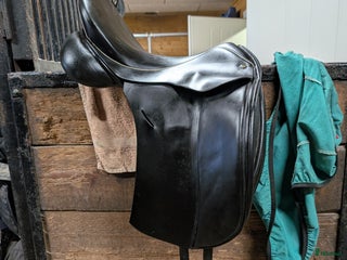 Sadlar hästutrustning till salu: Fint dressyr sadel i Köping - Annons 1