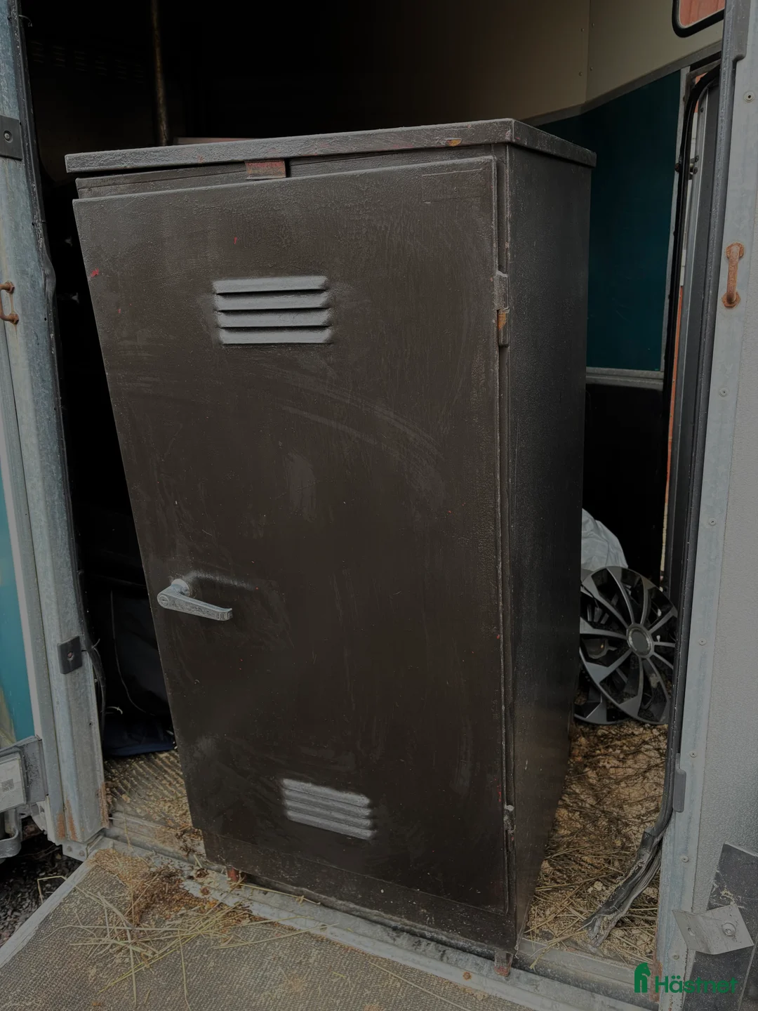 Stallinredning, stängsel & gård övrig utrustning till salu: Sadelskåp i plåt  - Annons 1