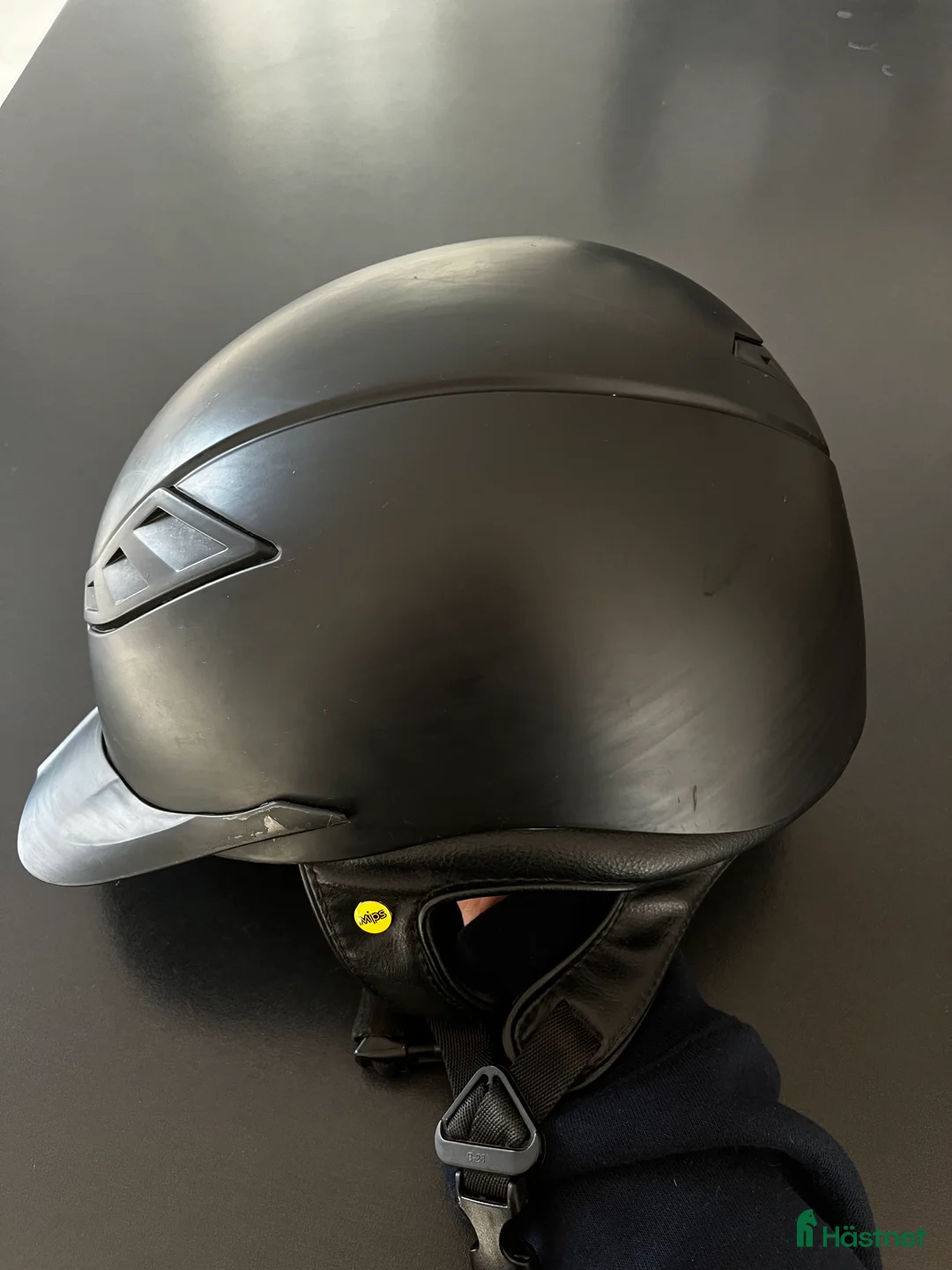 Hjälmar ryttarutrustning till salu: Back on Track ridhjälm med mips! i Norrköping - Annons 2