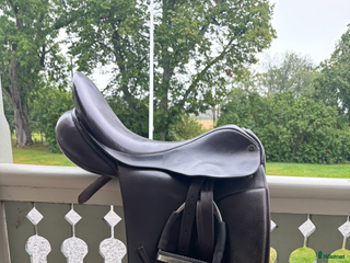 Sadlar hästutrustning till salu: Skön och välbevarad dressyrsadel i Johanneshov - Annons 11