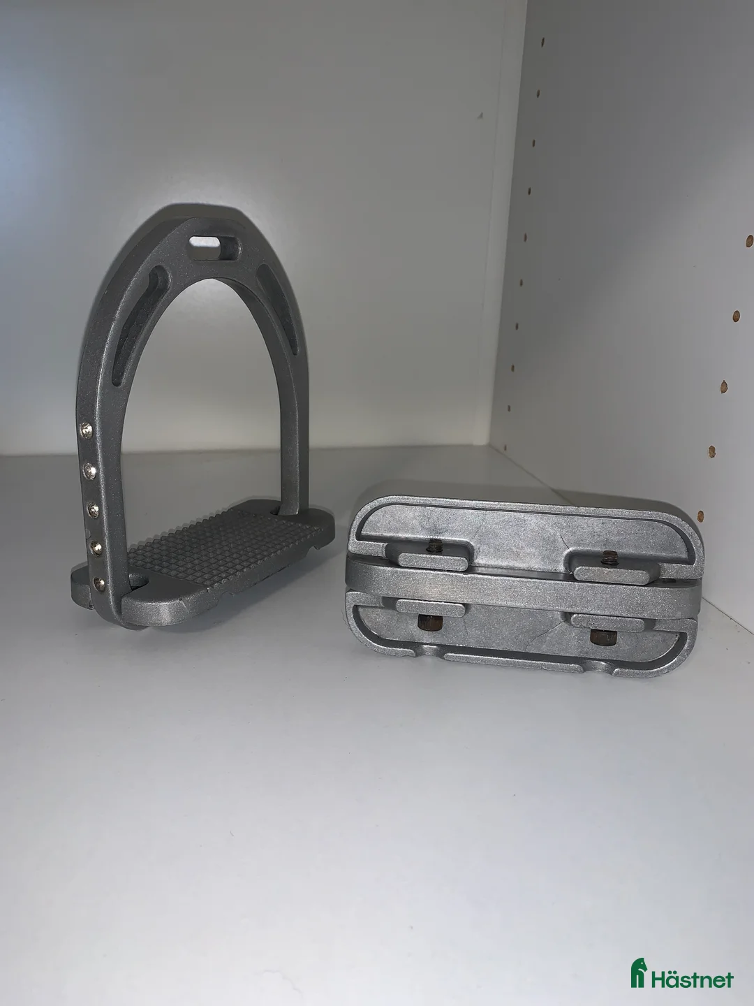 Stigbyglar hästutrustning till salu: Fina stigbyglar  i Lindome - Annons 3