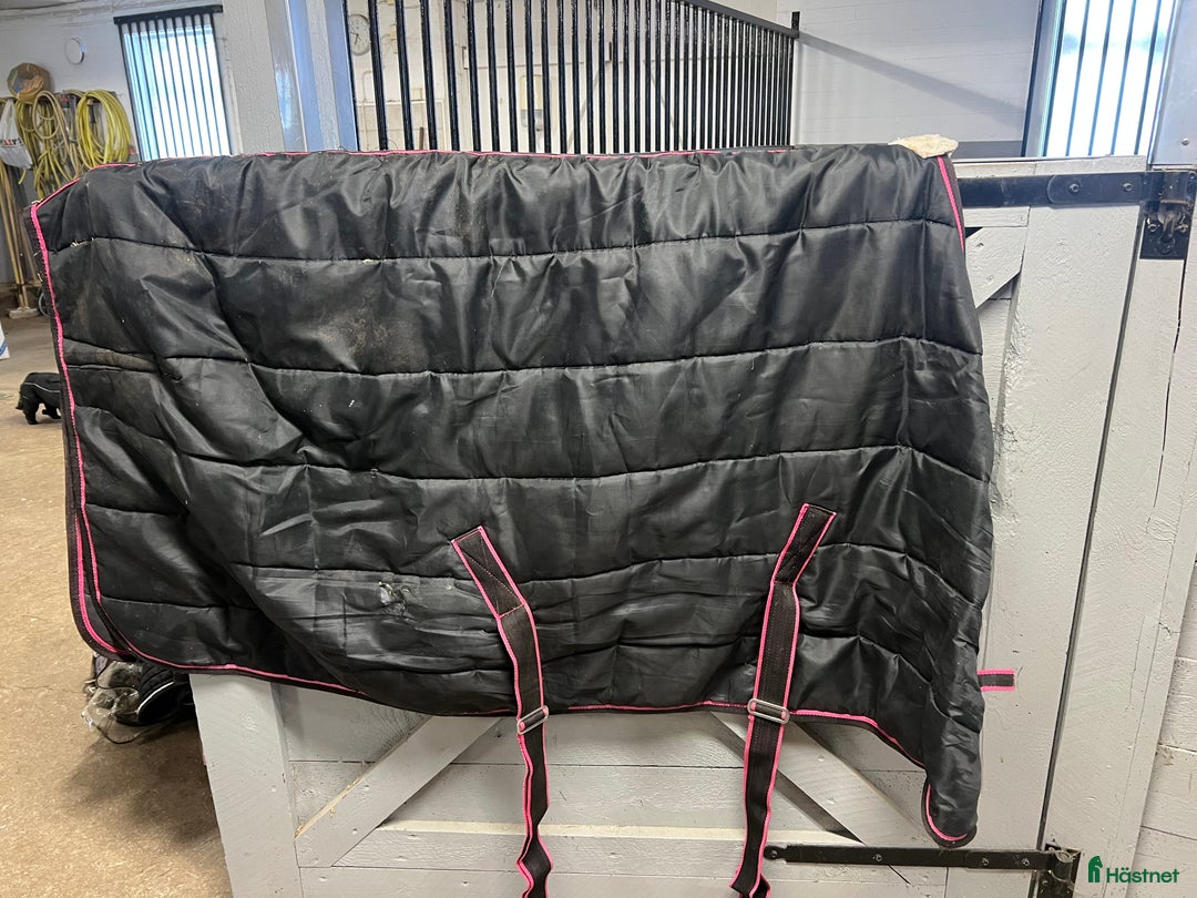 Täcken hästutrustning till salu: Stall/fleece i Växjö - Annons 1