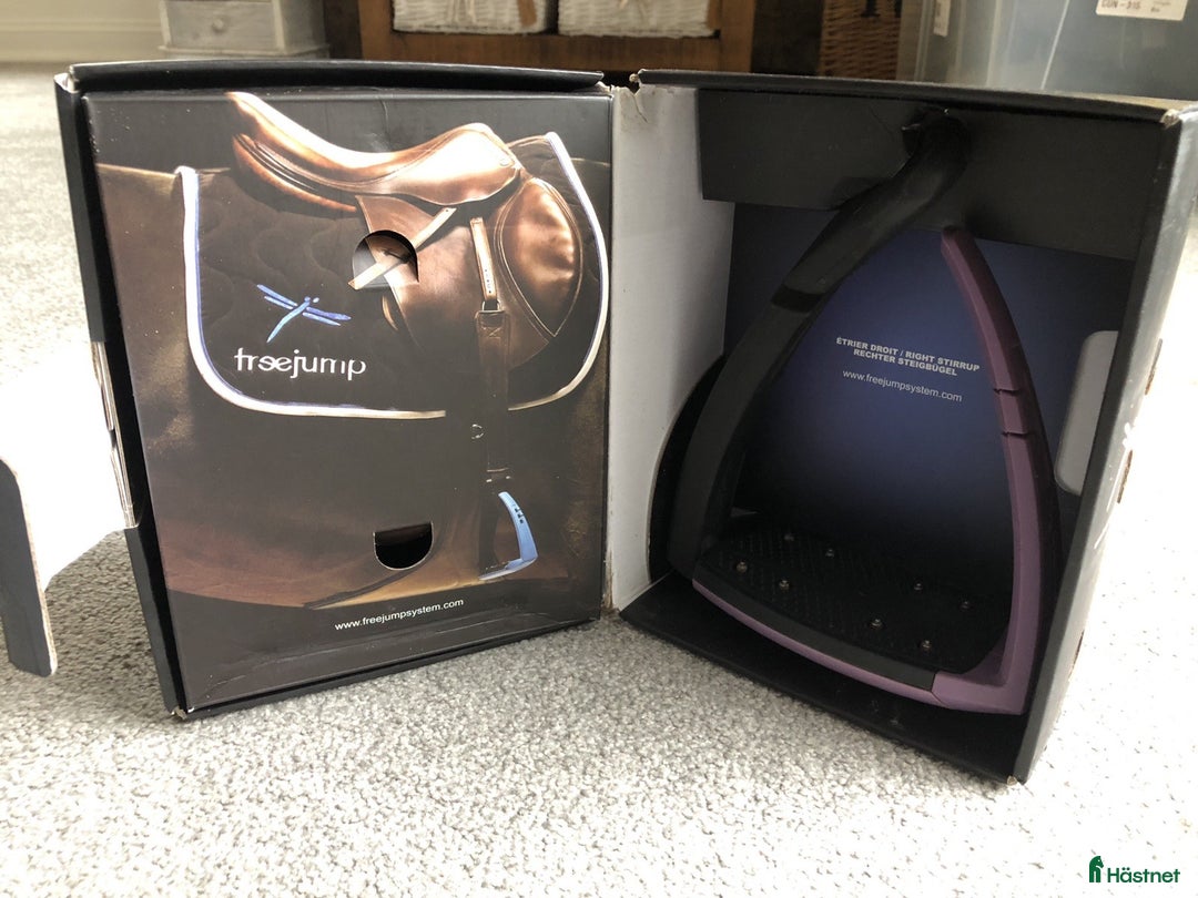 Stigbyglar hästutrustning till salu: Svart/lila Free jump pro i Örnsköldsvik - Annons 2