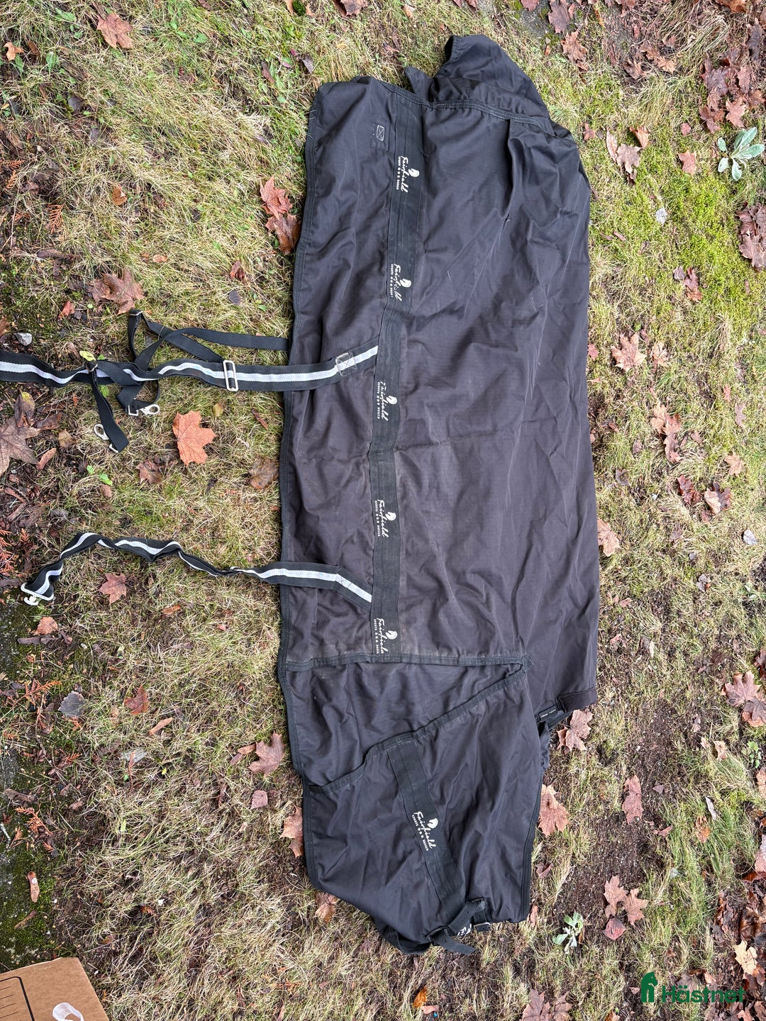 Täcken hästutrustning till salu: Begagnat täcke 100/200 g + hals i Huddinge - Annons 1