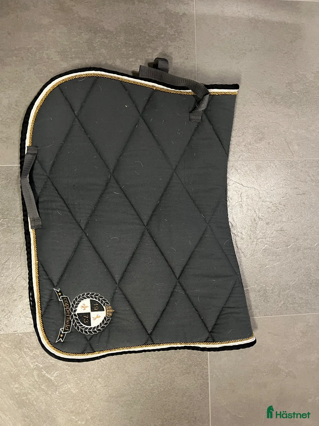 Sadeltillbehör hästutrustning till salu: Grått schabrak  - Annons 1