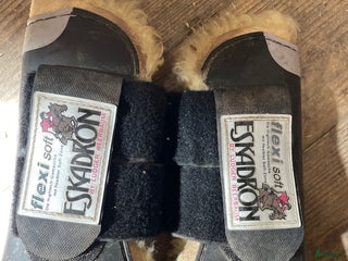 Benskydd hästutrustning till salu: Supersnygga fluff boots! i Västerås - Annons 23