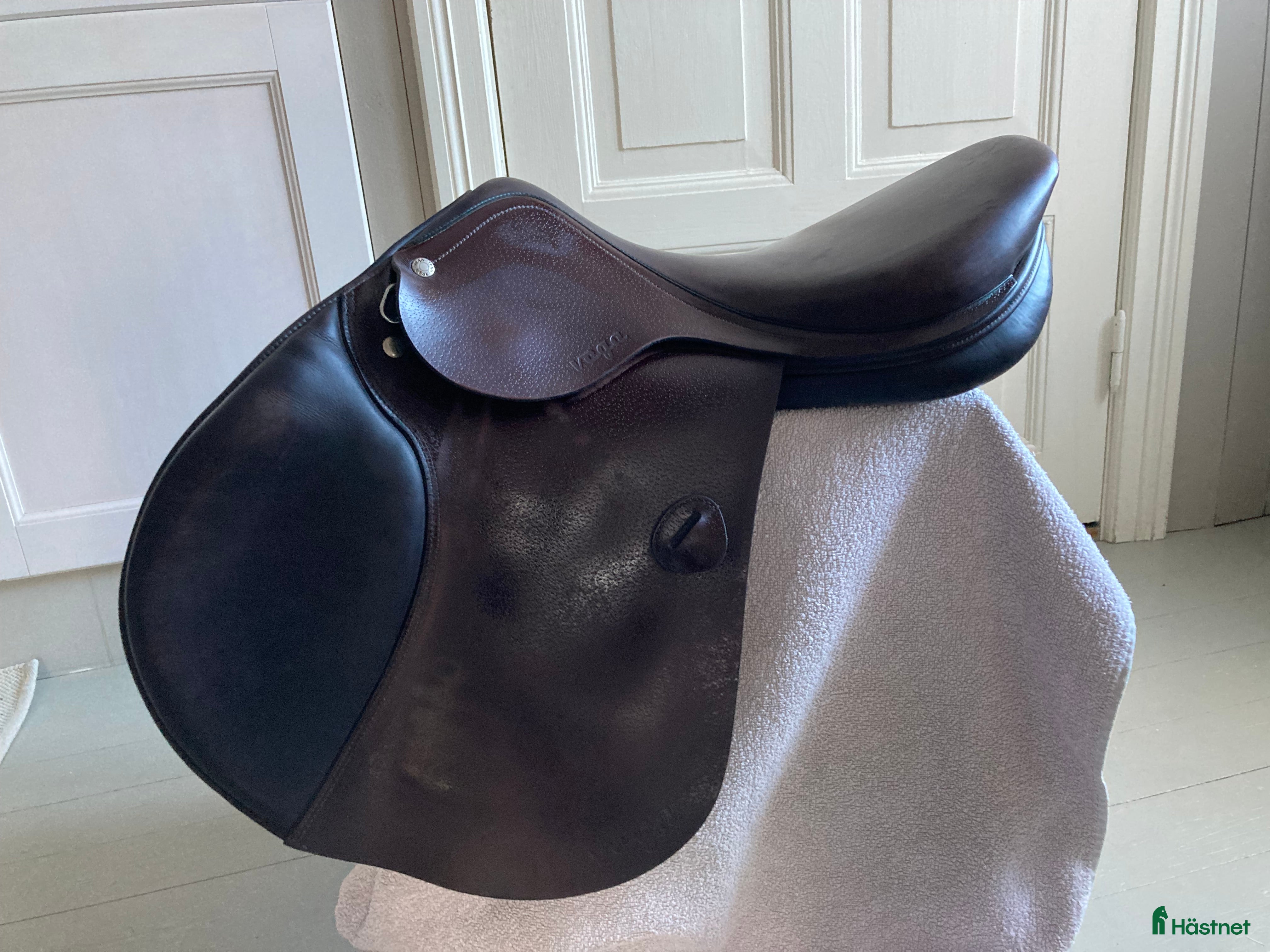 Sadlar hästutrustning till salu: Amerigo Vega hoppsadel i Nävlinge - Annons 1