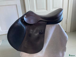 Sadlar hästutrustning till salu: Amerigo Vega hoppsadel i Nävlinge - Annons 1