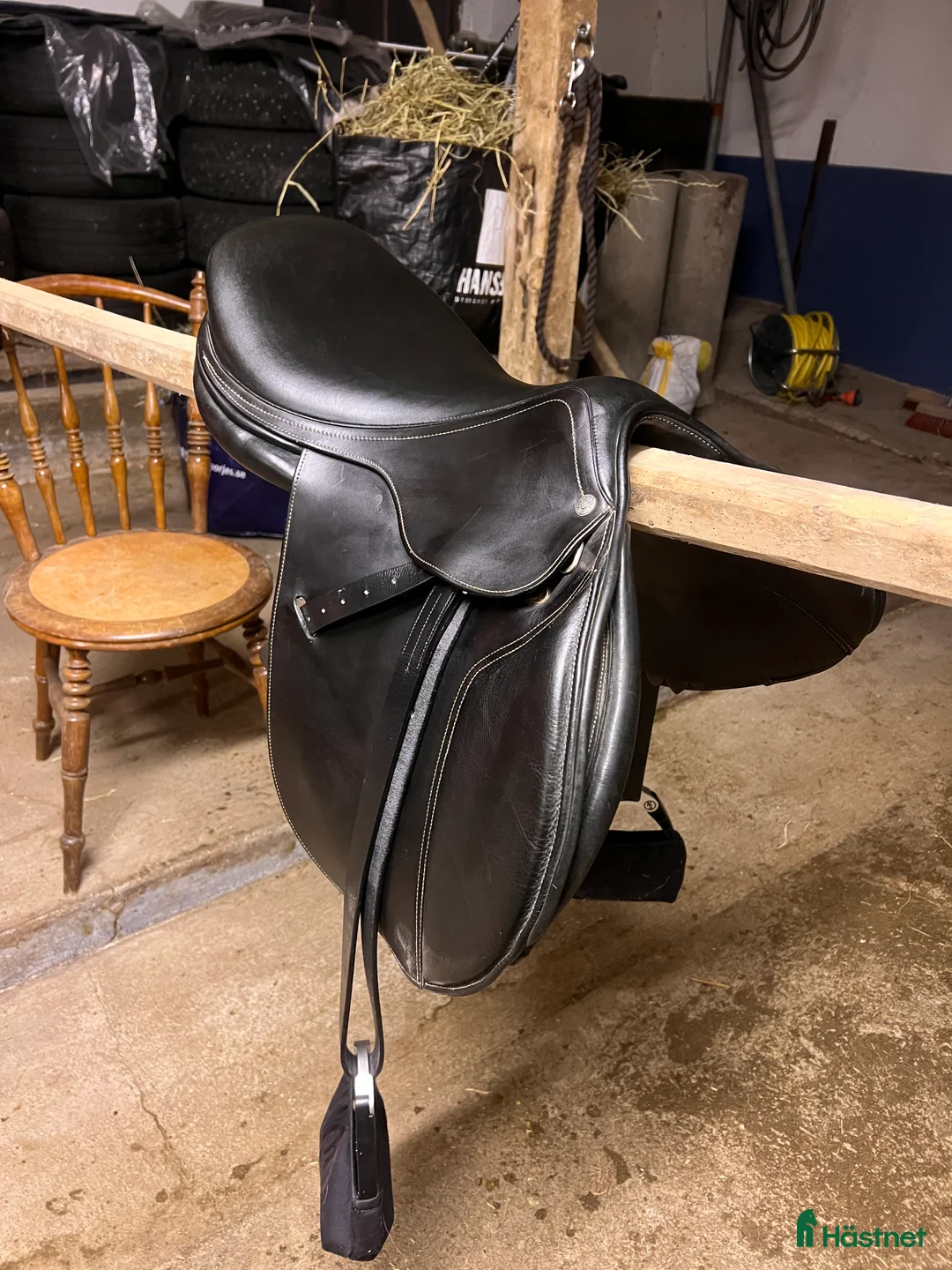 Sadlar hästutrustning till salu: Hoppsadel i fint skick - Annons 1
