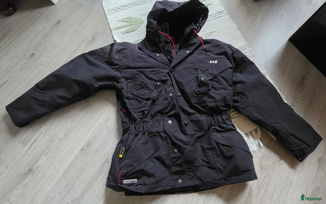 Jackor & Kavajer ryttarutrustning till salu: Säkerhetsjacka, stalljacka , vantar - Annons 4