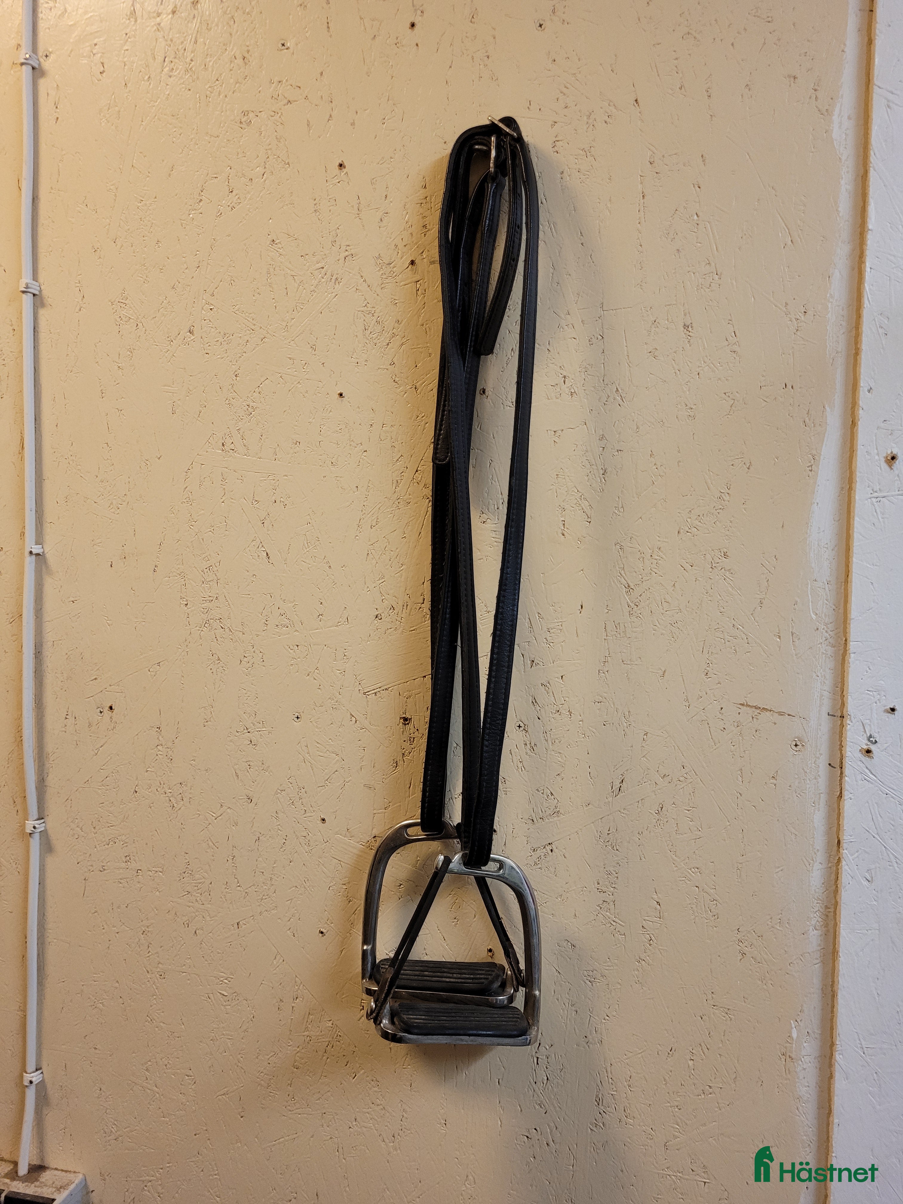 Stigbyglar hästutrustning till salu: Stigläder 150 cm med säkerhetsstigbyglar  i Molkom - Annons 22