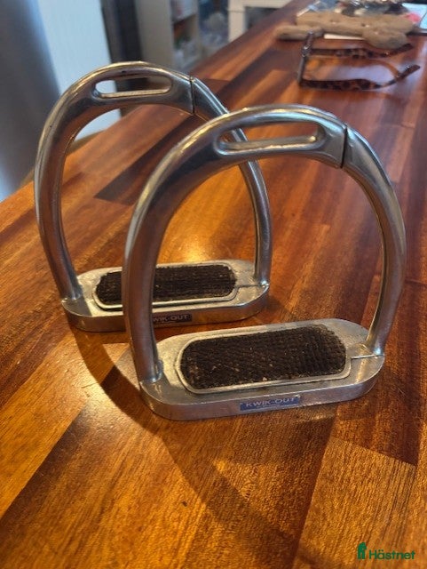 Stigbyglar hästutrustning Säkerhetsstigbyglar Kwik-out i Märsta - Annons 9