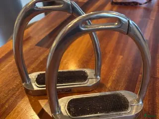 Stigbyglar hästutrustning Säkerhetsstigbyglar Kwik-out i Märsta - Annons 9