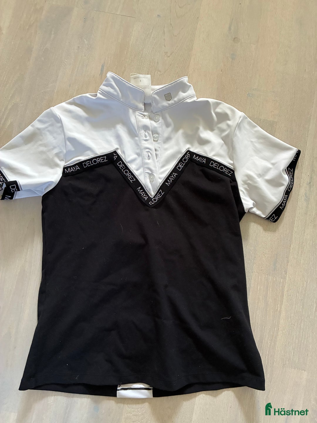 Övrigt Ridkläder ryttarutrustning till salu: Tävlingströja Maya Delorez i Bålsta - Annons 1