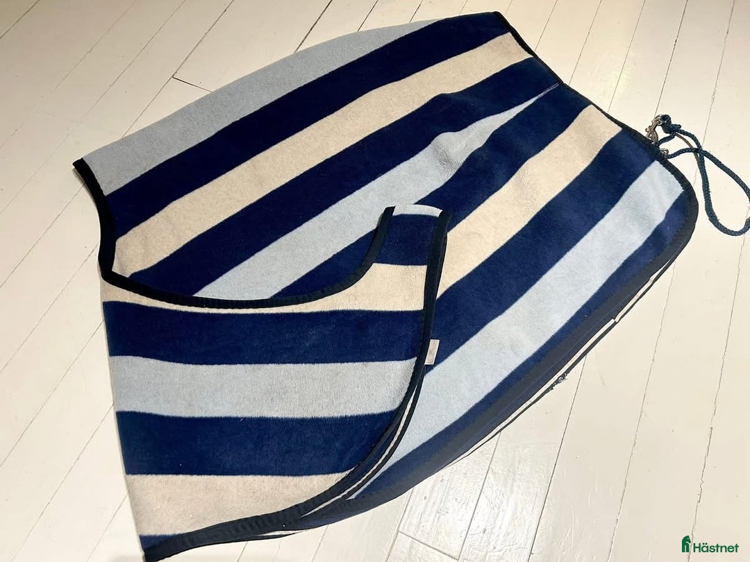 Täcken hästutrustning till salu: Horsewear Amigo ländtäcke i Nynäshamn - Annons 1