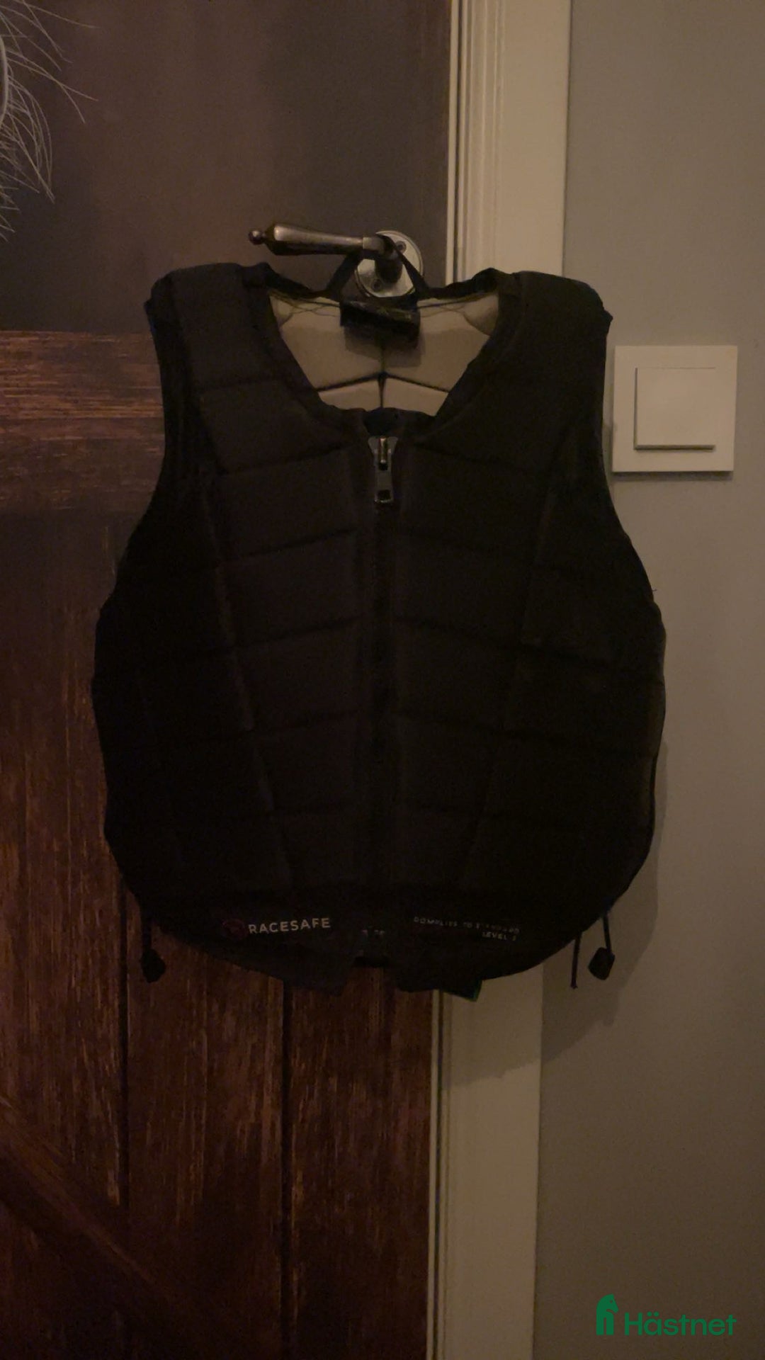 Säkerhetsvästar ryttarutrustning till salu: Race safe säkerhetsväst  i Jönköping - Annons 1