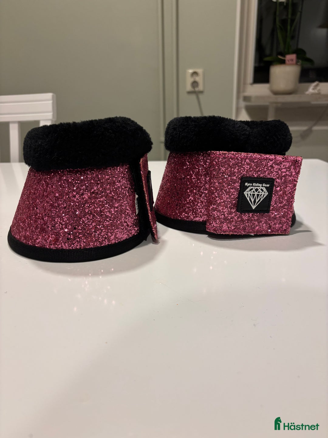 Benskydd hästutrustning till salu: Rosa glittriga boots i Visby - Annons 3