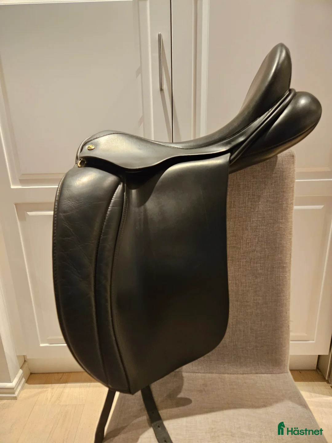 Sadlar hästutrustning till salu: 18'' Hulsebos Dressyrsadel i Österbybruk - Annons 5