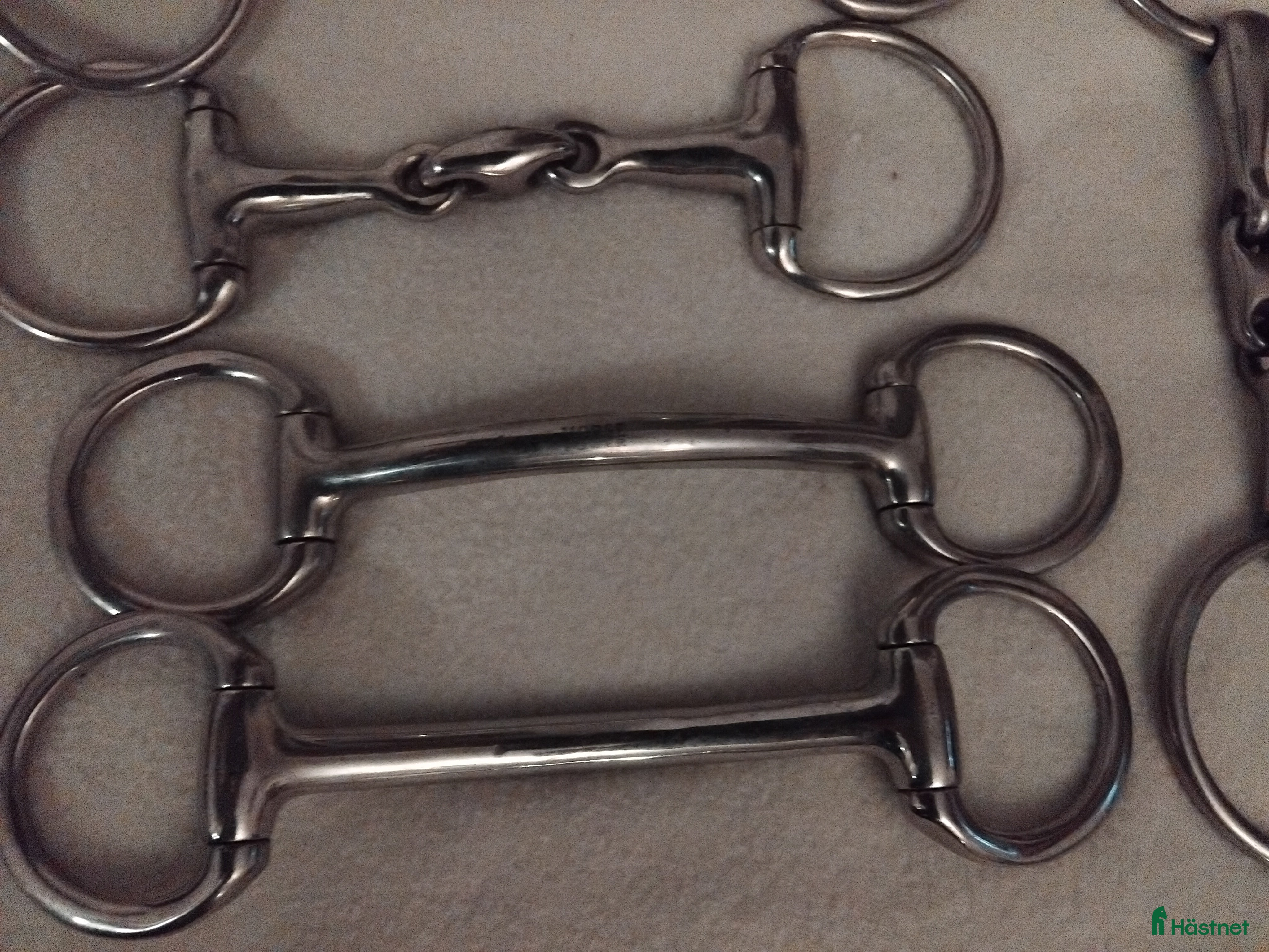 Bett hästutrustning till salu: Tre tredelade bett och två oledade bett  - Annons 3