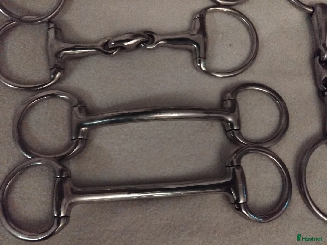 Bett hästutrustning till salu: Tre tredelade bett och två oledade bett  - Annons 1