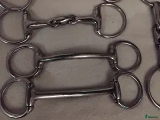 Bett hästutrustning till salu: Tre tredelade bett och två oledade bett - Annons 3