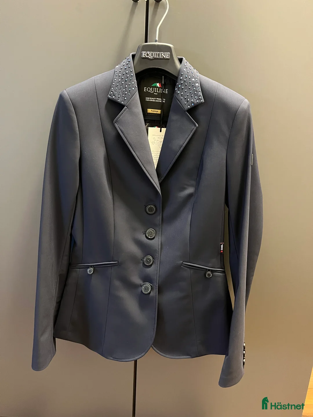 Jackor & Kavajer ryttarutrustning till salu: Världens finaste tävlingskavaj säljes i Smedstorp - Annons 2