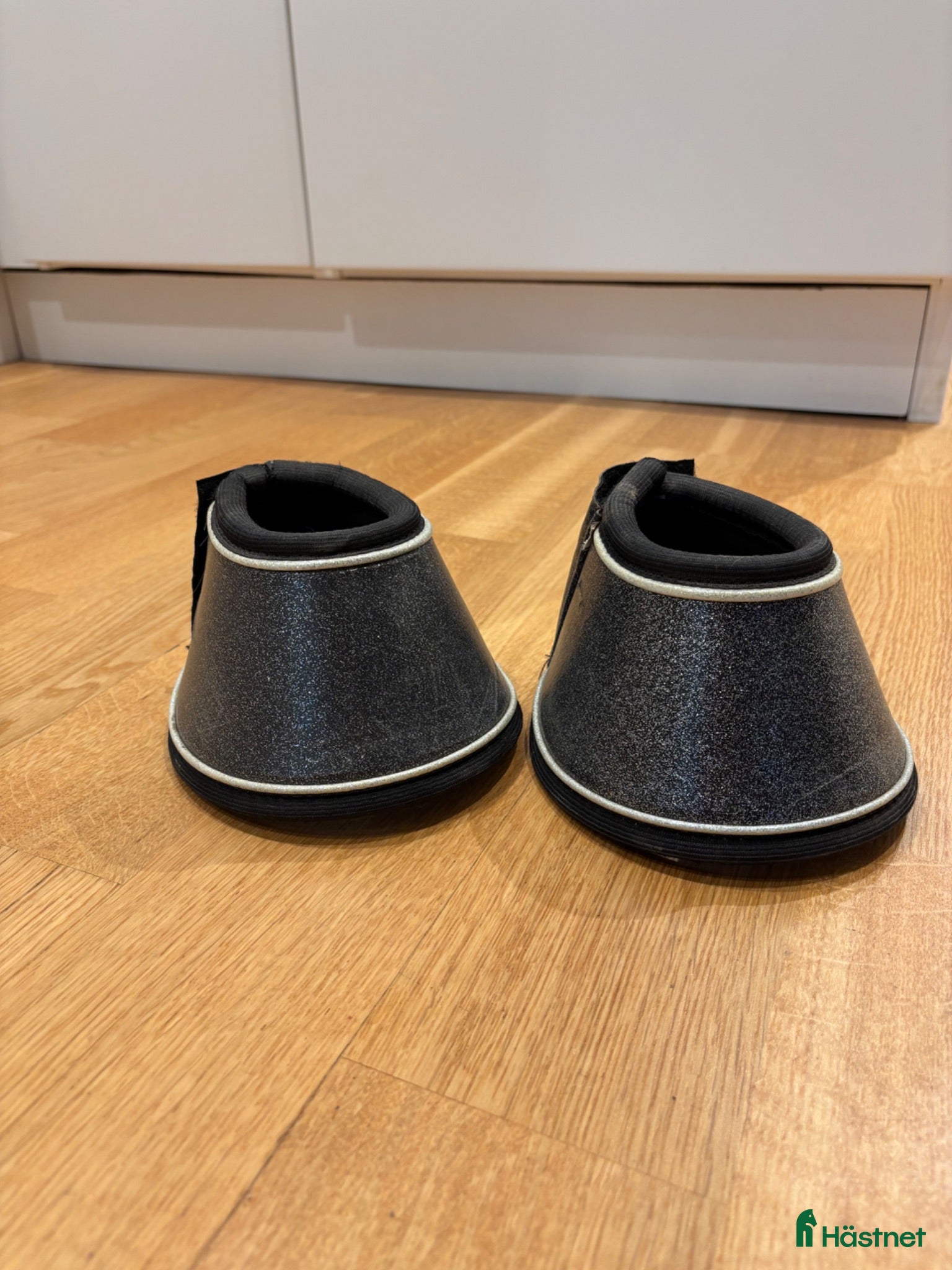 Benskydd hästutrustning till salu: Glittriga boots - Annons 1