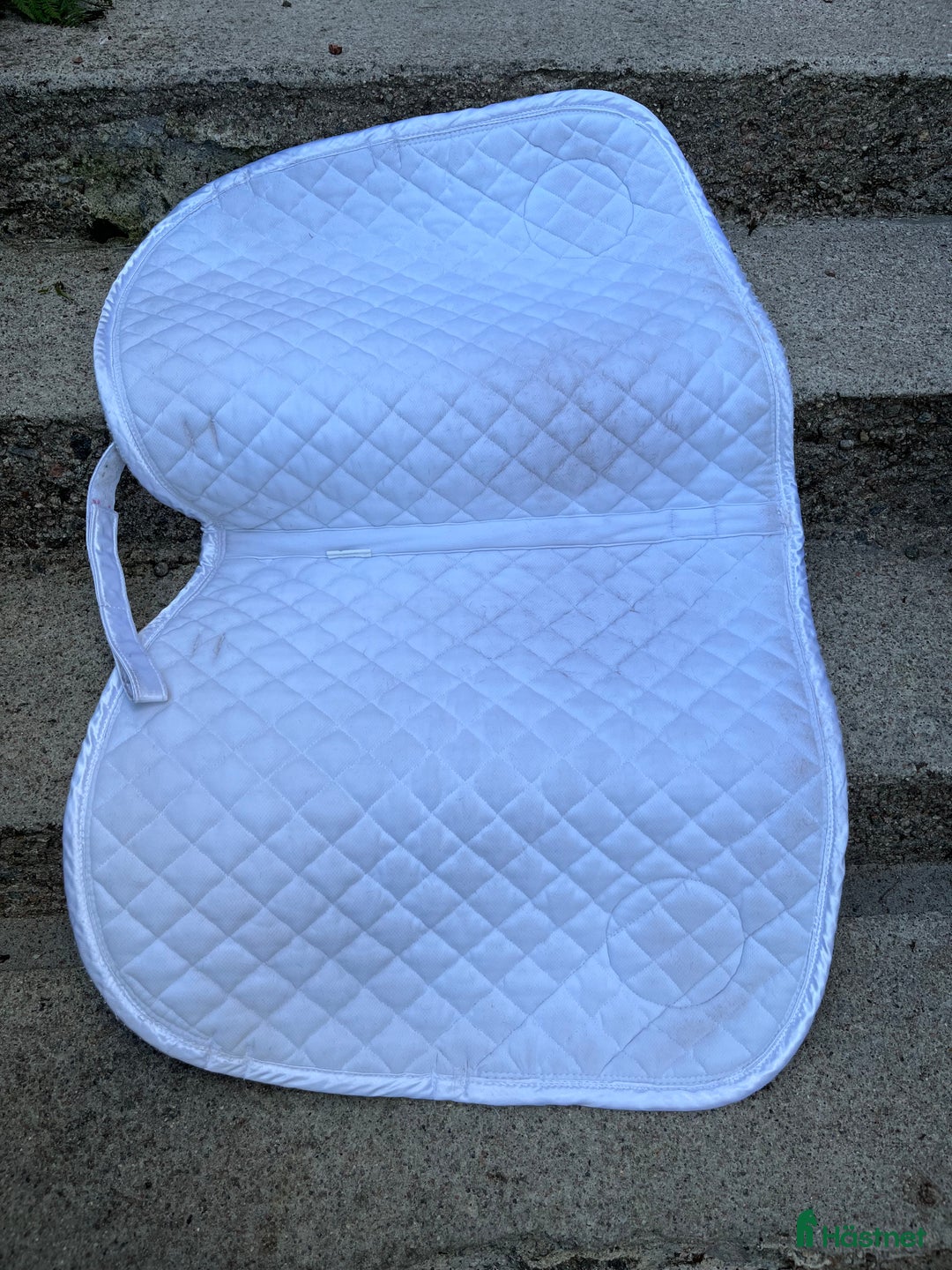 Schabrak & Vojlockar hästutrustning till salu: Vitt dressyr schabrak i Landvetter - Annons 3