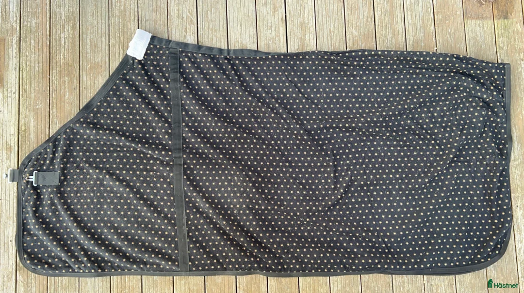 Täcken hästutrustning till salu: Fleecetäcken med stjärnor  i Vallentuna - Annons 1