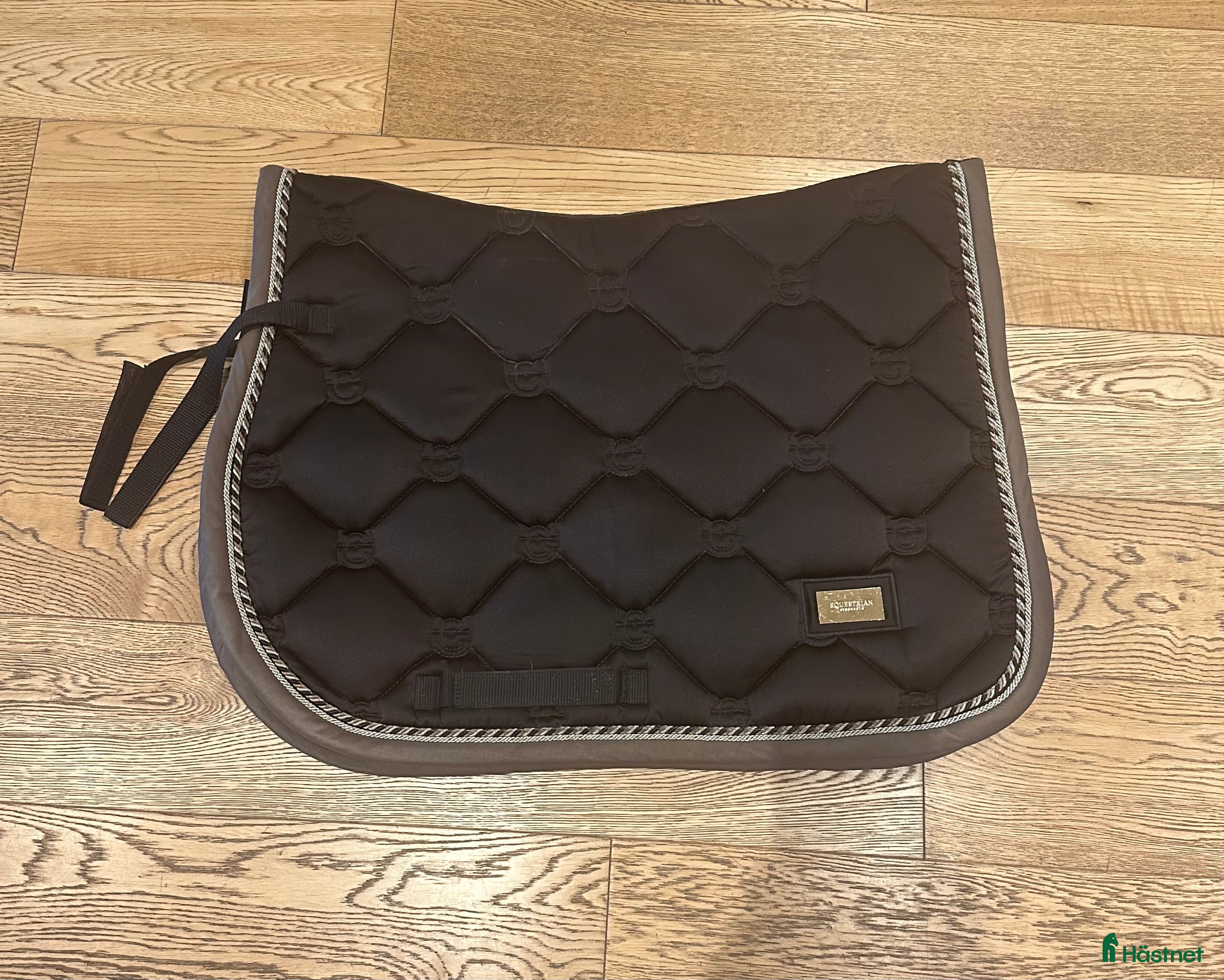 Schabrak & Vojlockar hästutrustning till salu: Brunt Equestrian Stockholm hoppschabrak i Åkersberga - Annons 1