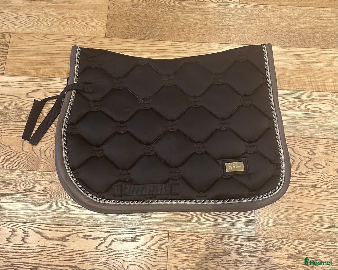 Schabrak & Vojlockar hästutrustning till salu: Brunt Equestrian Stockholm hoppschabrak i Åkersberga - Annons 1