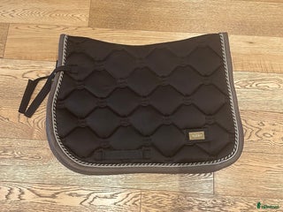 Schabrak & Vojlockar hästutrustning till salu: Brunt Equestrian Stockholm hoppschabrak i Åkersberga - Annons 1