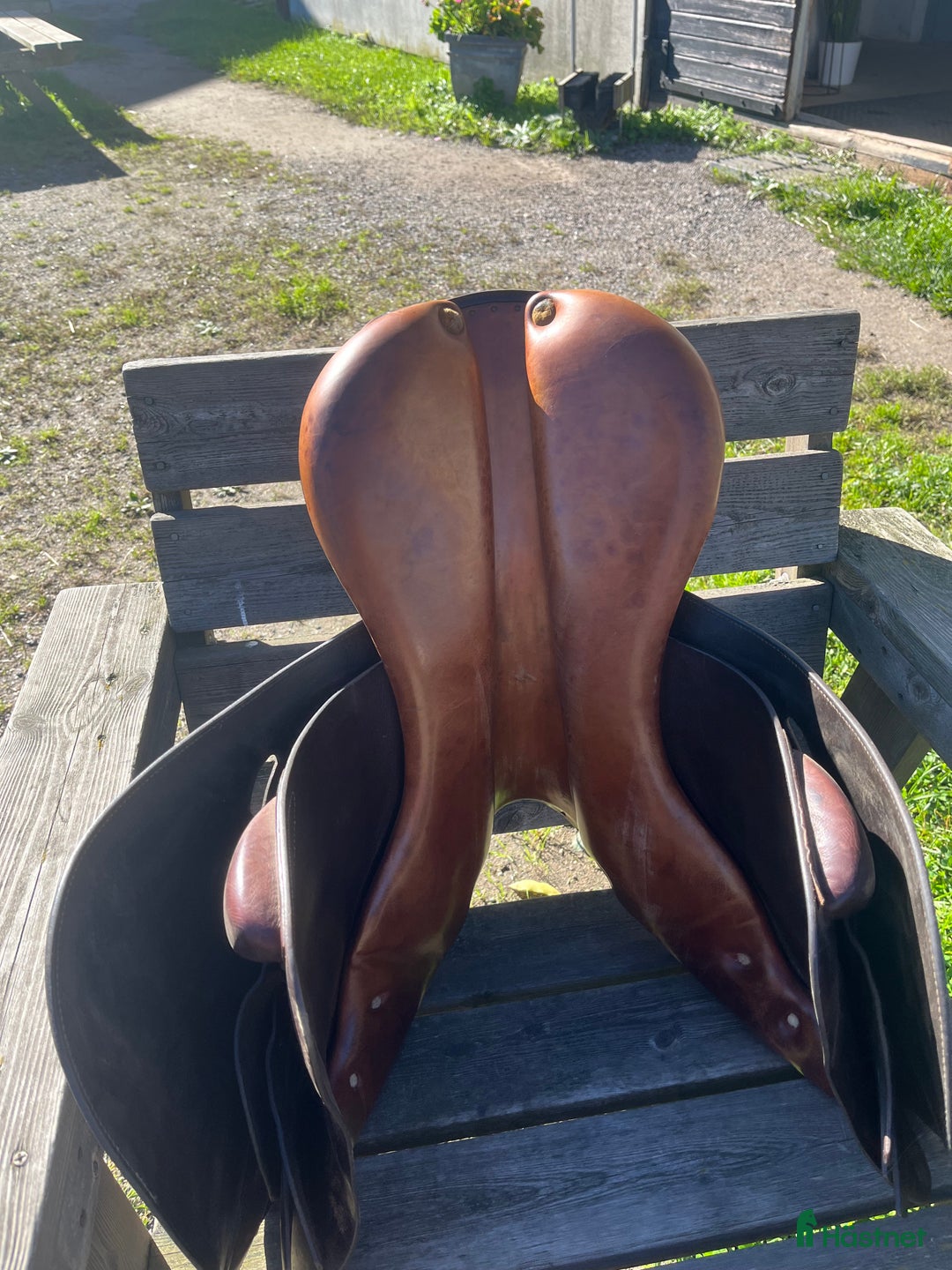 Sadlar hästutrustning till salu: Fin hoppsadel säljes till mycket bra pris  i Nykvarn - Annons 3