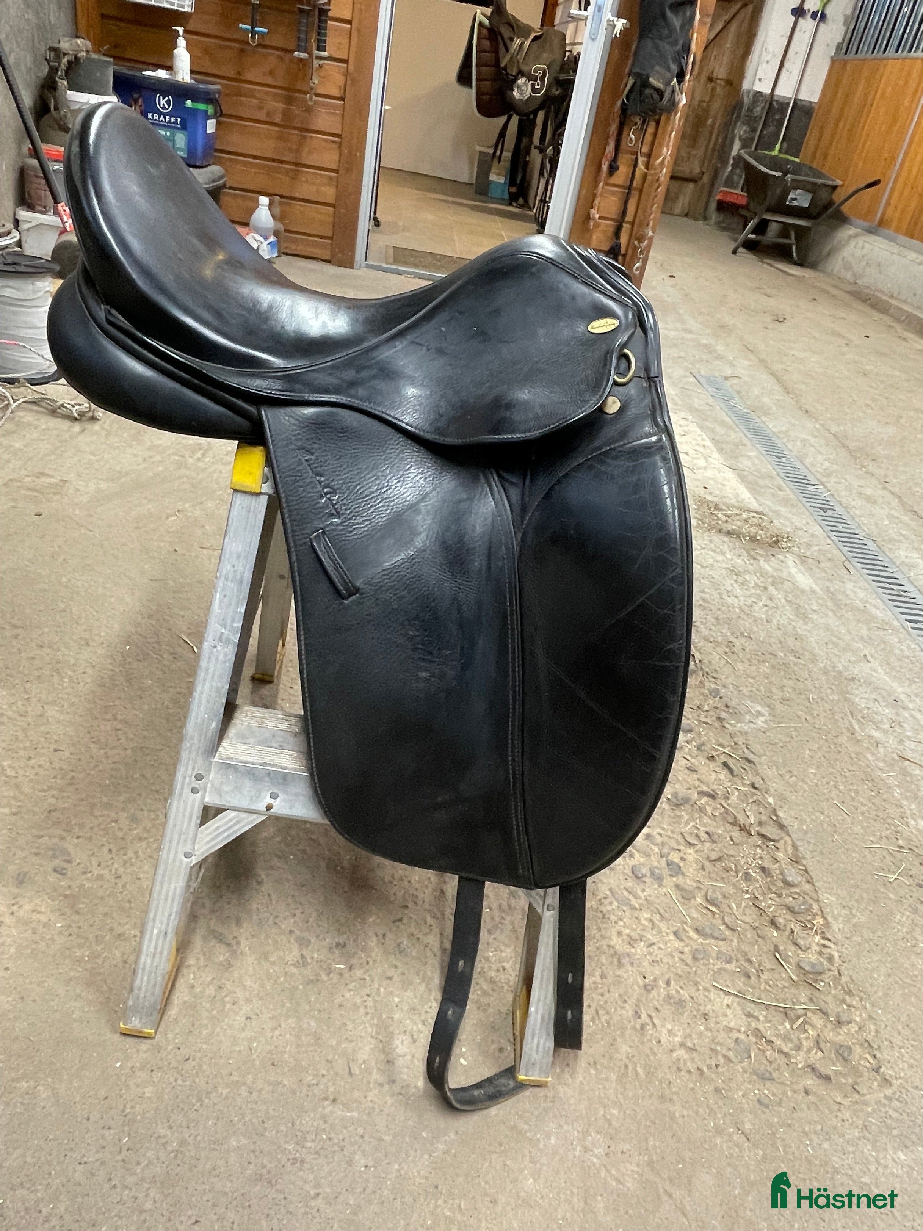 Sadlar hästutrustning till salu: Svart dressyrsadel Arthur deluxe  i Töreboda - Annons 23