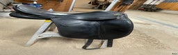 Sadlar hästutrustning till salu: Svart dressyrsadel Arthur deluxe  i Töreboda - Annons 1