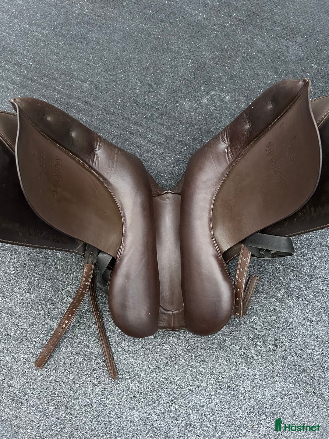 Sadlar hästutrustning till salu: Kieffer dressyrsadel Brun i Kungsängen - Annons 3