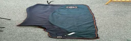 Täcken hästutrustning till salu: Hansbo svettäcke transporttäcke stl 125 NYTT! - Annons 1