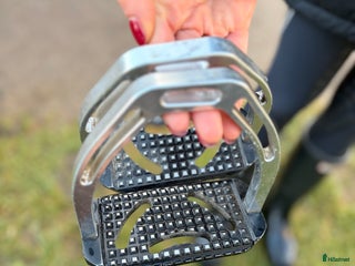 Stigbyglar hästutrustning till salu: Equipe stidbyglar i Limhamn - Annons 1